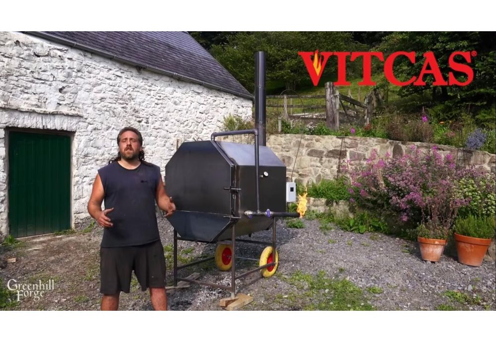 Vitcas pri stavbe drevoplynového generátora pre ostrovnú energetiku na YouTube